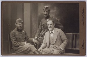 Sigmund Freud med sina söner Ernst och Martin i militäruniformer, ca 1916 (svartvitt foto) av Unknown photographer