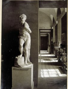 Louvren och "Fången" av Michelangelo Buonarroti (Michelangelo eller Michelangelo