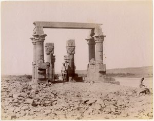 Den romerska kiosken i Qertassi (idag i Nya Kalabsha), sett från öster, Egypten, fotografi av Edition J P Sebach, ca 1890 av Unknown photographer