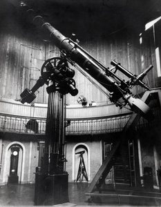 Schmidt-teleskopet av Giovanni Virginio Schiaparelli (1835-1910) astrofysiker i Brera (Milano). Han observerade rätlinjiga konfigurationer på planeten Mars och kallade dem Marskanalerna (canali). av Unknown photographer