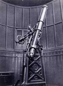 Teleskopet av Giovanni Virginio Schiaparelli (1835-1910) astrofysiker i Brera (Milano). Han observerade rätlinjiga konfigurationer på planeten Mars och kallade dem Marskanalerna (canali). av Unknown photographer
