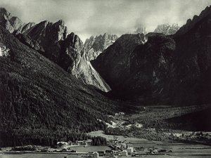 Staden Dobbiaco i Dolomiterna av Unknown photographer