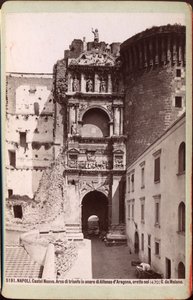 Triumfbåge i Castel Nuovo, Neapel, ca 1880 (fotografi) av Unknown photographer