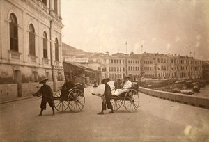 Två män på rickshaw i Hong Kong. av Unknown photographer