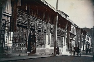 Vy över byggnader längs en väg i Kina av Unknown photographer