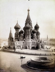 Vy över kyrkan St. Basil den välsignade på Röda torget i Moskva. av Unknown photographer