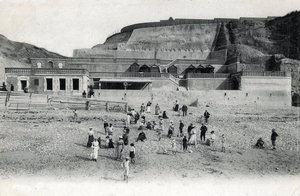 Utsikt över stranden i Mesnil Val (Mesnil-Val) med dess kasino och terrasser, Manche Normandy Vykort från början av 1900-talet av Unknown photographer