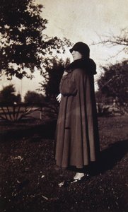 Vintagefotografi av en fransk kvinna i hatt och kappa, ca 1920 (s/v-foto) av Unknown photographer