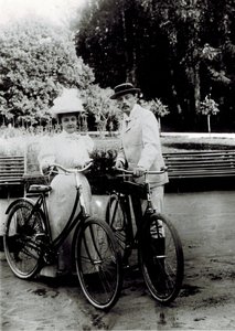 Vladimir Dmitrievich Nabokov (1870-1922) och Elena Ivanovna Rukavishnikova (1876-1939), anonym. Fotograf av Unknown photographer