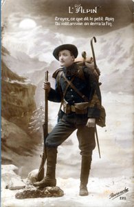 Vykort från första världskriget, alpin jägare. "Tro på vad den lilla alpen säger, militarismen kommer att se slutet." (foto) av Unknown photographer