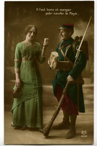 Krig 1914 - 1918 (14-18): tidstypiskt vykort som visar en fransk soldat i blåhorisontsuniform (blåhorisont) som tar emot bröd och vin som en ung kvinna ger honom: drick och ät för att rädda landet - mat - av Unknown photographer