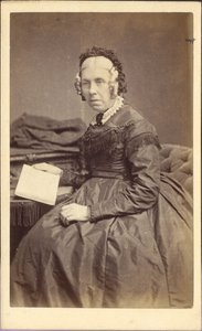 Kvinna med bok, ca 1860 (fotografi) av Unknown photographer