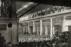 Arbetare samlades i en fabrik i Turin under Biennio Rosso 1920, Arbetarrörelsens historia (svartvitt foto) av Unknown photographer