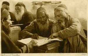 Jemenitiska judiska män studerar heliga texter, Jerusalem, ca 1900 (svartvitt foto) av Unknown photographer