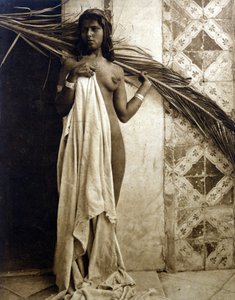 Ung berberkvinna poserar naken. Fotografering omkring 1890