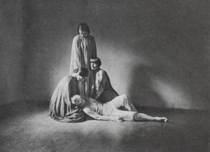 Gruppdans på Wigmanskolan (svartvitt foto) av Ursula Richter