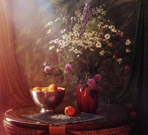 Stilleben med vildblommor och persikor av UstinaGreen