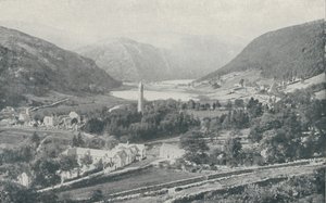 En irländsk by Glendalough, 1910 av Valentine and Sons Ltd