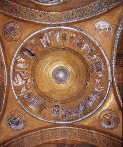 Utsikt över kupolen med mosaiker på gyllene bakgrund (romansk och bysantinsk stil) som illustrerar Abrahams liv. I hängena, profeterna Daniel, Jeremia, Jesaja och Hesekiel.1240-1250. Basilica San Marco (basilikan San Marco) Venedig
