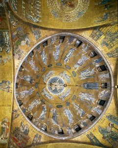 Utsikt över kupolen med mosaiker på en gyllene bakgrund (romansk och bysantinsk stil) som illustrerar Kristi himmelsfärd. I hängena, de fyra evangelisterna. Sankt Markus och Sankt Mathieu gjordes om 1843-1864. Början av 1200-talet. Basilikan San Marco