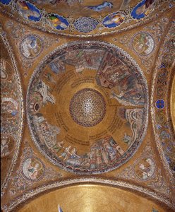 Utsikt över kupolen med mosaiker på en gyllene bakgrund (romansk och bysantinsk stil) som illustrerar Moses liv. I hängena, de fyra profeterna Salomo, David, Sakarja, Malaki. Början av 1200-talet. Basilica San Marco (Basilica of