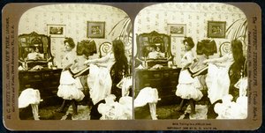 Stereoskopiskt kort som visar en kvinna som snörs in i en korsett, ca 1900 (sepiafoto) (se även 473244) av Vermont, USA H.C. White Company