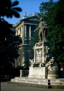 Monument till hyllning till den österrikiske kompositören Wolfgang Amadeus Mozart (1756-1791). Skulptur av Victor Tilgner (1844-1896) 1896. Wien, Burggarten, Österrike av Victor Tilgner
