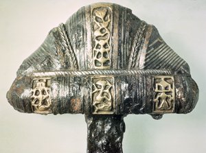 Detalj av ett svärdsfäste med stämplad dekoration (mässing och järn) av Viking