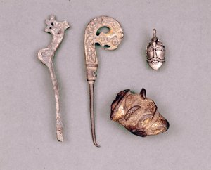 Olika apparater och vikingajuveler, uppe till höger, en representation av gudomen Oden. Stockholm, Historiska Museet