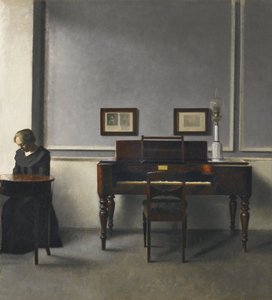 Ida i en interiör med piano