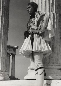 Grekisk soldat på Akropolis, Aten, från "Aegean Cruise - Zara, Athens, Rhodes and Tripoli Album av Vincenzo Balocchi