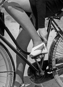 På en cykel, ca 1960 (svartvitt foto)