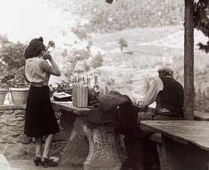 Människor under en picknick, ca 1955-60 (svartvitt foto) av Vincenzo Balocchi