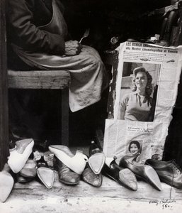 Skomakaren (svartvitt foto) av Vincenzo Balocchi