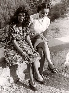 Två flickor sittande på en vägg, Italien, ca 1940 (svartvitt foto) av Vincenzo Balocchi