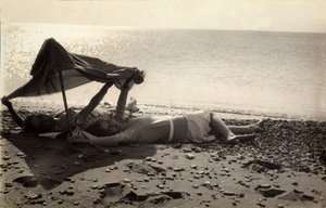 Två kvinnor ligger på stranden i skuggan av en handduk. Vykort skickat av fotografen till Vincenzo Balocchi av Vincenzo Balocchi
