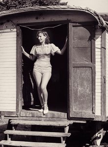 Ung kvinna på en cirkusvagn, ca 1960 (svartvitt foto) av Vincenzo Balocchi