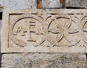 Detalj av den västra fasaden av kyrkan Santa Maria de Lara, Quintanilla de las Vinas, Spanien, 700-talet e.Kr. (stenrelief)
