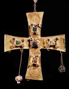 Torredonjimeno-kors (metall inlagd med ädelstenar och blommor, 6-700-tal)