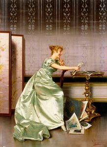 En elegant dam som beundrar en portfölj med tryck av Vittorio Reggianini