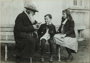 Leo Tolstoj med barnbarnen Leo och Sofia, 1909 av Vladimir Grigorievich Chertkov