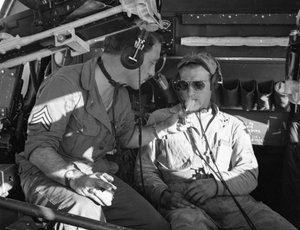 Besättning i Army Air Corps i en B-17 delar cigaretter under träning på MacDill Field under andra världskriget