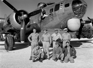 B-17 besättning under träning för flygspaning under andra världskriget