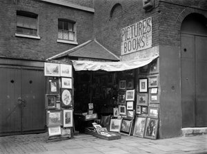 Inramade bilder som visas utanför en second hand bok- och bildaffär, London, 1933. av WA Clark