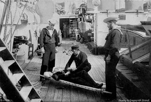 Ambulansövning ombord på kryssaren HMS Tartar, 1896. av W Gregory