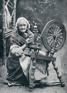 En gammal irländsk kvinna vid sitt spinnhjul, 1912