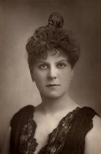 ""Jessie Millward (Mrs John Glendinning) engelsk skådespelerska. Medlem i Henry Irvings teatersällskap. (woodburytype) av W. and D. (after) Downey