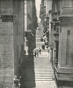 En brant gata i Valletta, Malta, 1895. av W and S Ltd