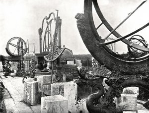 Några instrument på toppen av observatoriet, Pekin, Kina, 1895. av W and S Ltd
