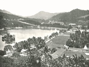 Utsikt från Lady Hortons Walk, Kandy, Ceylon, 1895. av W and S Ltd